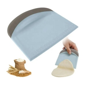 Herramientas de pastelería para hornear de plástico Flexible multifuncional 2 en 1, raspador de banco, marcas de medición, incluye Pasta de Pizza - Product Image 1
