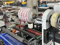 Machine de découpe automatique d'étiquettes pour le traitement du papier adhésif flexo, 300 pressions/min avec estampage à chaud et laminage