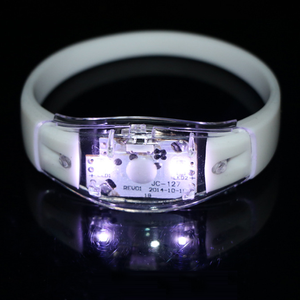 Dành cho người lớn trẻ em tùy chỉnh Silicone phát sáng trong bóng tối bên dây đeo cổ tay bằng giọng nói Lắc kiểm soát chuyển đổi nhấp nháy ánh sáng lên dẫn vòng tay trang trí - Product Image 4