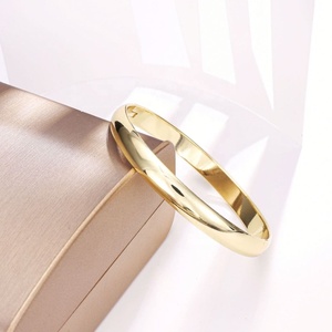 Nouveau Bracelet Jonc Arc Simple Hypoallergénique en Acier Inoxydable Plaqué Or 14 carats Super Brillant Classique pour Vente en Gros de Bijoux Personnalisés - Product Image 4