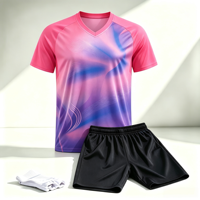 Ensemble Maillot et Short de Football Personnalisé Rose et Noir Dégradé Col en V – Uniforme de Football Personnalisable en Gros Imprimé par Transfert Thermique 100%