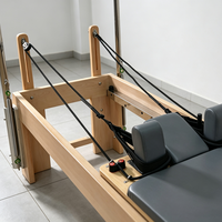 Appareil de Pilates Reformer en bois avec tour et système de poulies réglables pour salle de sport à domicile