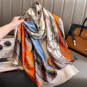 Bufanda larga grande de satén de nuevo estilo 2025, chal estampado de alto nivel de lujo ligero hecho de poliéster de alta calidad, bufanda de lujo de diseñador - Product Image 4