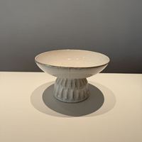 Plateau de service en porcelaine artisanale style Toscane ARM LVG, large ouverture, beige et blanc, avec piédestal en céramique, pour fruits et amuse-gueules