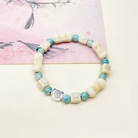 Une niche de bijoux en céramique de style chinois ancien et traditionnel avec un seul cercle d'ornements en porcelaine