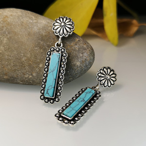 Orecchini Pendenti Boho Intagliati con Accenti Colorati, Stile Etnico Vintage, Accessori di Moda per Donne - Product Image 2