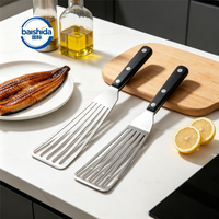 Professionele geperforeerde roestvrijstalen viswender/pannenwender met multifunctioneel beukenhouten handvat, keukengerei voor thuisgebruik