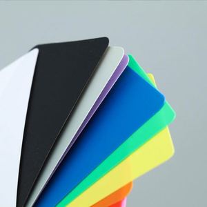 Étiquettes suspendues transparentes en PVC avec logo personnalisé et technologie spéciale pour vêtements, fabriquées en Chine - Product Image 2