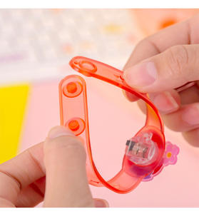 Günstige Neon-Party Mehrfarbige Licht-Blitz-Spielzeuge Geschenk für Kinder Leuchtende <span class=keywords><strong>LED</strong></span>-Lichter Kreatives Armband Uhr Blitz-Armband Leuchtspielzeug - Product Image 4