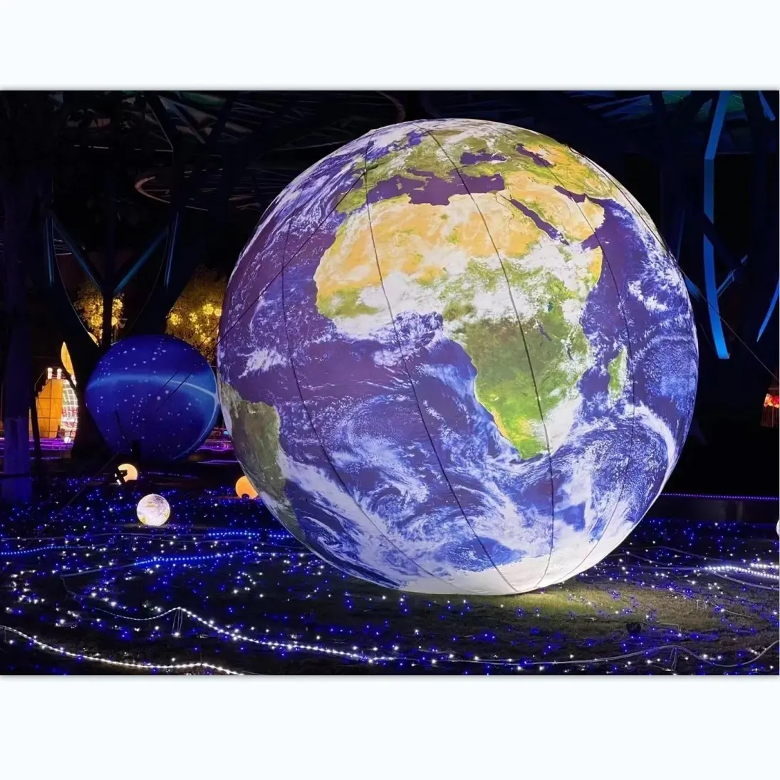 Scène fête publicité décoration grande lune gonflable planètes Globe terre ballon avec lumière LED lune rougeoyante gonflable