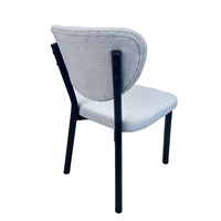 Chaise de salle à manger en tissu capitonné gris clair - Chaise à dossier incurvé avec pieds noirs pour les espaces de salle à manger modernes et aérés