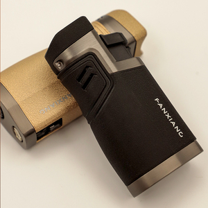 Herramienta de accesorios de cigarro portátil de diseño moderno con encendedor de antorcha de cuatro llamas decorativo - Product Image 1