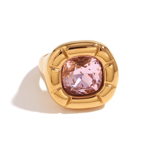 Anillo de Sello Cuadrado Multicolor con Cristales, Chapado en Oro PVD de 18K, de Acero Inoxidable Hipoalergénico, Anillo de Dedo Vintage de Declaración Audaz - Product Image 3