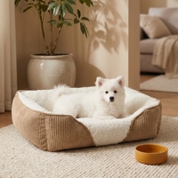 Lit pour animaux de compagnie moderne carré et chaud pour l'hiver avec rembourrage confortable pour chats et chiens
