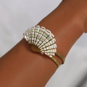 Brazalete de Moda en Acero Inoxidable 316L con Baño de Oro PVD, Diseño de Concha, Sostenible y Resistente - Product Image 2