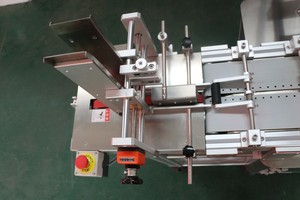 Machine d'étiquetage automatique électrique haute vitesse SKILT pour vêtements, sacs et pochettes – Étiqueteuse de surface plane - Product Image 6