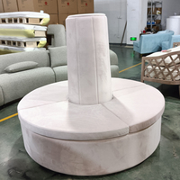 Nordischer Landhausstil Massivholzrahmen Luxuriöses Samt-Rundsofa für Hochzeiten und Königliche Veranstaltungen