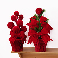 Décoration de table de Noël rouge, plante en pot de velours, branche de baies avec nœud, ornement de fête, arrangement de Noël en pot de velours rouge