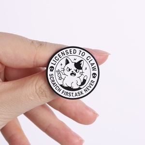 Broche de esmalte creativo con diseño de gato <span class=keywords><strong>meme</strong></span> con cuchillo, pin de solapa 'La paz nunca fue una opción', insignia de joyería de moda para mujeres y niñas - Product Image 2