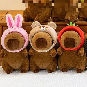 Peluche Capybara de 8 pouces, motif animal de dessin animé, avec chapeau lapin fraise, vente en gros d'usine, pour présentation en machine à griffes - Product Image 4