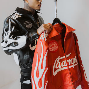 YYSY Giacca da Uomo Corta Rossa Stile <span class=keywords><strong>Streetwear</strong></span> Personalizzata OEM in Pelle PU con Cerniera e Ricamo in Ciniglia - Product Image 1