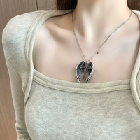Collier chaîne à maillons en alliage plaqué argent antique en forme d'épée gothique unisexe pour un usage décontracté