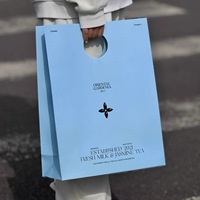 Sacs en papier de luxe pour emballages cadeaux, sacs de shopping, sacs de beauté, sacs à cosmétiques, sacs à lèvres, sacs à vêtements, avec poignées découpées sur mesure de haute qualité, recyclables