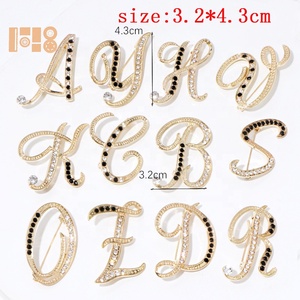 Broche Alphabet Lettre Rhinestone Broches pour enfants Bijoux en alliage avec technologie de placage pour les occasions de mariage et de fiançailles - Product Image 2