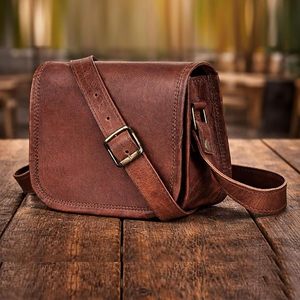 Bolso Bandolera de Cuero Genuino Hecho a Mano de 7 Pulgadas Estilo Vintage Atemporal, Bolso Pequeño de Hombro Cruzado para Hombre al por Mayor - Product Image 1