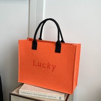 Sacs à main en tissu feutre de grande capacité en gros, sacs cadeaux promotionnels pour entreprises, sacs fourre-tout tendance et simples avec logo personnalisable