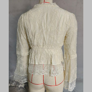 Chemise à manches longues en dentelle florale en coton 95% et élasthanne 5% pour femmes, col en V, boutons sur le devant, élégante, pour le bureau, printemps 2026 - Product Image 5