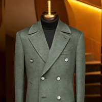 Manteau long pour homme en laine vert sauge texturée, double boutonnage, design long, tissu structuré pour un style décontracté chic