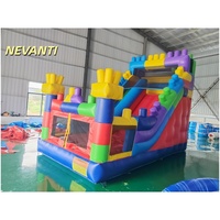 Château gonflable avec toboggan en blocs de construction |   Structure gonflable à thème color block lumineux pour fêtes d'enfants et location événementielle