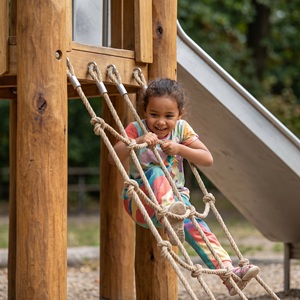 Ensemble d'équipements <span class=keywords><strong>de</strong></span> <span class=keywords><strong>jeux</strong></span> en bois d'extérieur pour enfants <span class=keywords><strong>avec</strong></span> structure d'escalade et toboggan pour parcs, écoles, jardins - Série Hut YY-FZ1007 - Product Image 3