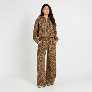 Conjunto de chándal personalizado para mujer con estampado de leopardo original, sudadera corta con cremallera y pantalones jogger anchos de corte holgado al por mayor - Product Image 1