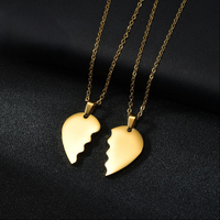 Collier à breloques en forme de coeur en acier inoxydable Collier de couple plaqué or poli Bijoux de mode Cadeaux de Saint Valentin