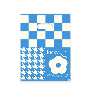 Sacs de marchandises <span class=keywords><strong>en</strong></span> plastique HOYO bleu et blanc à carreaux, sacs à poignée découpée avec imprimé pied-de-poule et motif floral porte-bonheur pour la vente au détail - Product Image 1