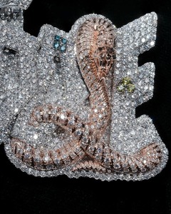 Pendentif Hip Hop de qualité supérieure avec design moderne serti de diamants, idéal pour les soirées et le streetwear, disponible à la vente - Product Image 1