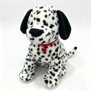 Peluche chien adorable personnalisée, peluche dalmatien noir et blanc à pois, animal en peluche dalmatien assis avec collier en forme de cœur - Product Image 1
