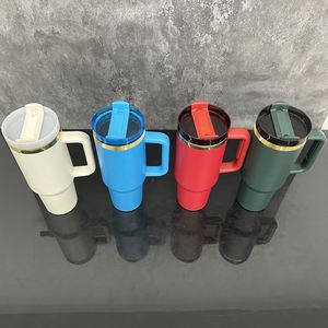 Mug isotherme personnalisé gravé au laser H2.0 40oz, revêtement poudré rouge et vert de Noël, sous-couche plaquée or miroir - Product Image 3