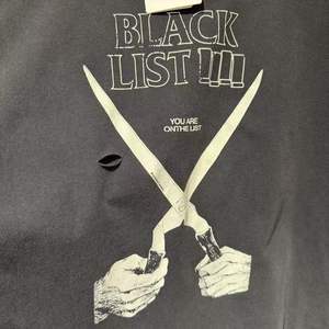 Camiseta de manga corta unisex con cuello redondo, estilo vintage lavado, estampado de tijeras modernas y diseño de índice protocolar. - Product Image 5