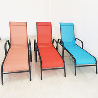 Chaise longue de jardin extérieur de patio de piscine d'hôtel de loisirs de station de vacances