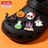 Chaussures de créateur en PVC personnalisées avec logo, écologiques, mignonnes, pour Noël, avec décorations 3D de dessins animés, lettres, fleurs, accessoires d'Halloween