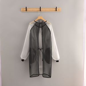 Delantal de TPU de manga larga, impermeable, reversible, para cocinar, uso diario, diseño de dibujos animados y con toallita para limpiar las manos. - Product Image 4