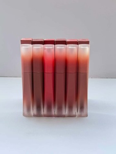 La fábrica ofrece una nueva línea de brillos labiales. Son altamente hidratantes, no se corren y tienen una excelente saturación de color. - Product Image 6