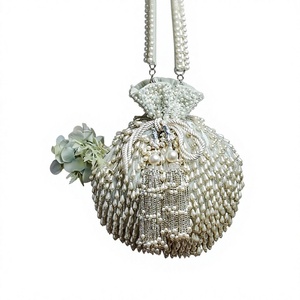 Bolso de Hombro Tipo Barril con Cuentas Blancas, Bolso de Noche con Flecos de Perlas Hecho a Mano para Bodas - Product Image 1