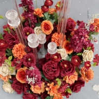 Ensemble floral de mariage, rose artificielle bordeaux et orange, couronne de fleurs et arrangement de table pour la décoration de la scène et de l'allée d'événements