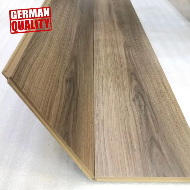 Pavimentazione in legno laminato di colore grigio HDF AC4 da 12mm