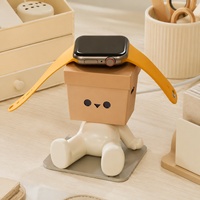 Support de charge pour montre en résine créative en forme de figurine assise avec fente de 4,1 cm pour bureau, vente en gros et présentation au détail