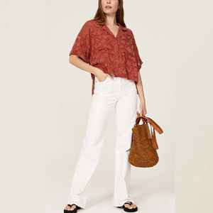 Camisa de manga corta de jacquard tejido liso para mujer con cuello tipo campamento y dobladillo asimétrico, <span class=keywords><strong>blusa</strong></span> casual con frente personalizable - Product Image 2